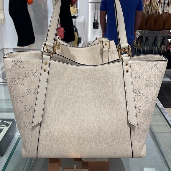 MICHAEL KORS ARLO LARGE GRAB BAG SHOULDER TOTE MK LEATHER GOLD~2 BAGS IN 1
NWT - Picture 13 of 16